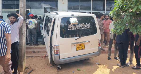 පුත්තලමේ වෑන් අනතුරින් පහක් රෝහලට