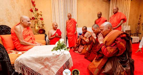 ලෝක සාම දූතයෝ මහා නා හිමිවරු බැහැදකිති