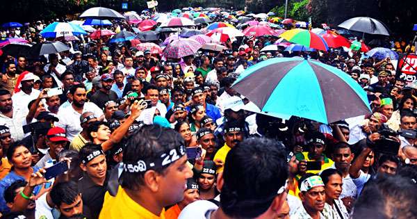 22කට එරෙහි  සජබ විරෝධයට මහා සෙනඟක්