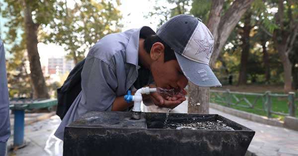 ඉරාන වැසියන්ට බොන්න වතුර නෑ