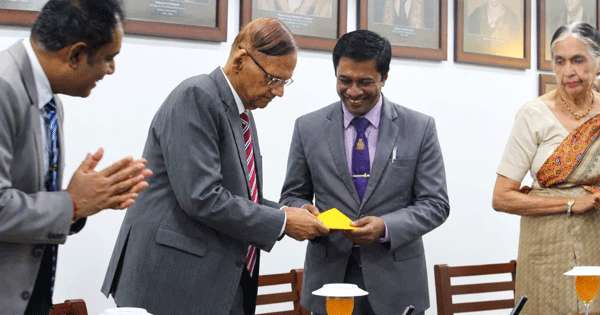 ජී.එල් ගේ පොත් දහයක කර්තෘ භාග සල්ලි නීති සිසුන්ගේ පර්යේෂණ වැඩට