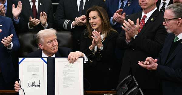 ආර්ථික අවුල විසදූ අරමුදල් පැකේජයට ට්‍රම්ප්ගේ අස්සන