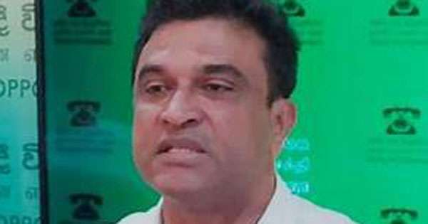 නලින් බණ්ඩාර පාර්ලිමේන්තුවේ  බණක් කියයි