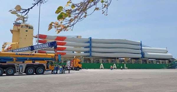 මන්නාරම බලාගාරයට පණ දෙන  සුළං පෙති කොළඹ වරායට