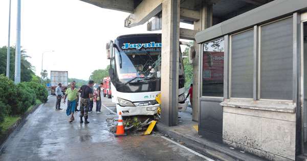 දක්ෂිණ අධිවේගියේ බස් රථ අනතුරින් 10ක් රෝහලට