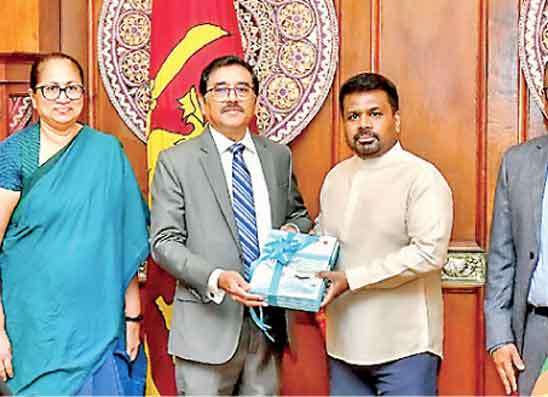 මහ බැංකුවේ “වාර්ෂික ආර්ථික විවරණය 2025” සහ  “මූල්‍ය ප්‍රකාශ සහ මෙහෙයුම් 2025” ජනපතිට පිළිගැන්වේ