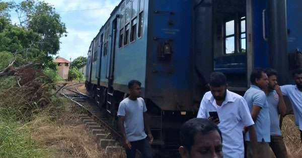 හලාවතදී දුම්රියක් පීලි පනී