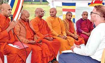 ඇමෙරිකාවට ගිහින් සුද්දන්ටත් දම් දෙසන සුරක්කුලමේ හාමුදුරුවෝ