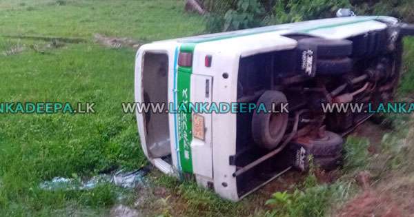 ඇඟලුම් බසය පෙරළී 19කට තුවාල