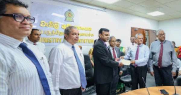 වතු කම්කරු වැටුප් වැඩි කරන ගිවිසුමට අත්සන් කරයි