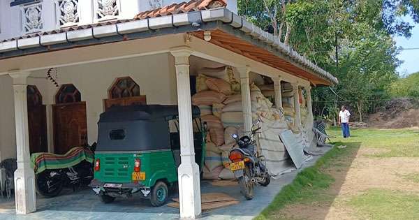 හම්බන්තොට ගෙවල්වල වී ගොඩ ගහිලා