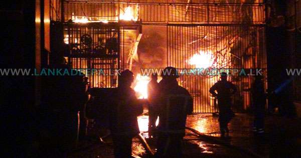 දඹුල්ලේ ටයර් කඩයක් ගින්නෙන් අළුවෙයි