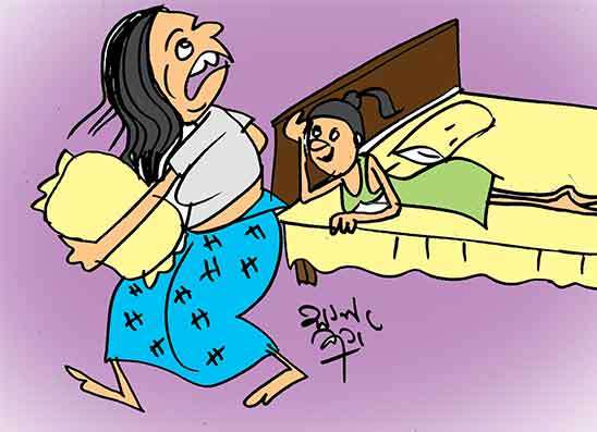 ලේලිගෙන් තඩි බෝකරගෙන  ආවයි මව ඇදෙන් තල්ලු‍ කරලා