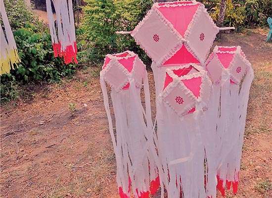 වෙසක් කූඩු වෙළඳාමෙන් අත මිට සොයන කුඩා වෙළෙන්දෝ