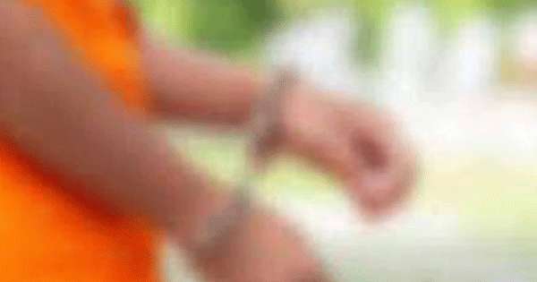 ගුරු භික්ෂුවක් කුඩු සමග මාට්ටු