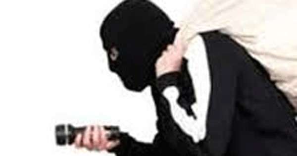 මන්ත්‍රී නිවෙස හොරු බිඳලා