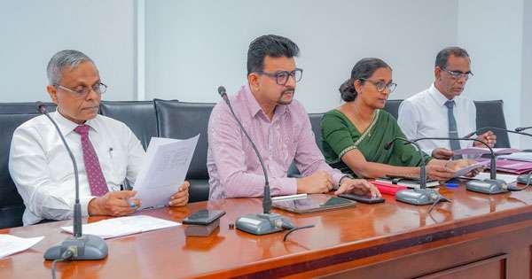 විදුලියේ ගැටලුවලට කම්කරු නි: ඇමතිගෙන් විසඳුම්