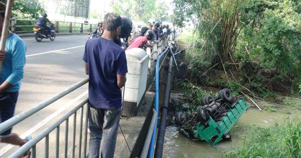 ආරක්ෂක වැටත් කඩාගෙන ලොරිය ඇළේ