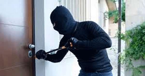 පුංචි මන්ත්‍රීගේ ගෙට පැන්න කුඩ්ඩගෙන් තියුණු ආයුද ප්‍රහාරයක්