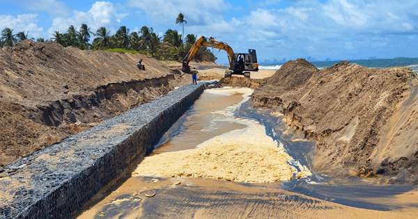 පමුණුගම වෙරළේ කළුගල් බැම්ම ඉදිකිරීම නවතී