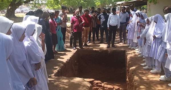 පිච්චමල් විහාරයෙන් හමු වූ පැරණි නටඹුන් පෙන්වයි