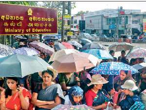 ආණ්ඩුවේ කරට වැටුණු අධ්‍යාපන අවුල