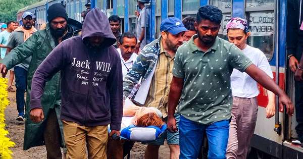 සෙල්ෆි ගන්න ගිය තුර්කි තරුණිය දුම්රියෙන් වැටේ