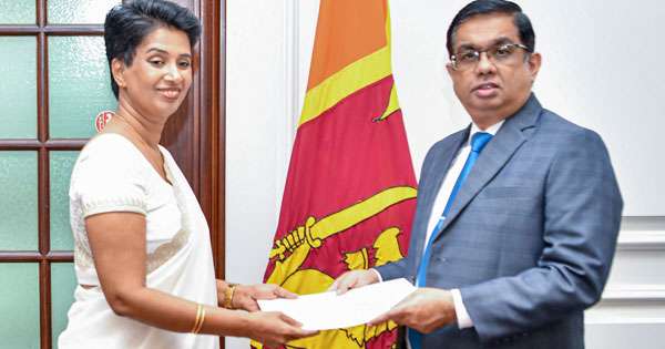 නව විගණකාධිපතිනියට පත්වීම් ලිපිය දෙයි