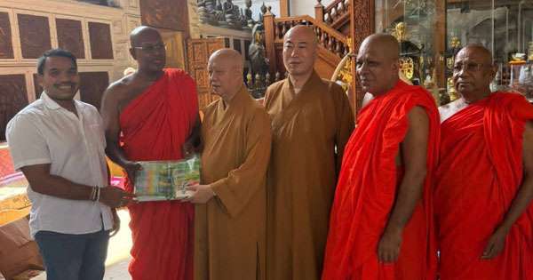 නාමල්ලේ ’’අදරයට’’ ගංගාරාමයේ දී පොත්