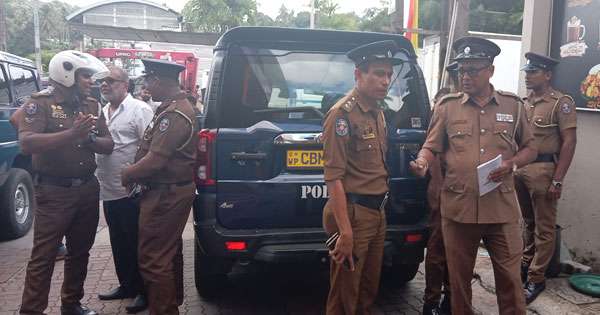 හොරණ නගරයේ බැංකුවකින් මහ දවල් කෝටි තුන හමාරක් පැහැර ගෙන යයි