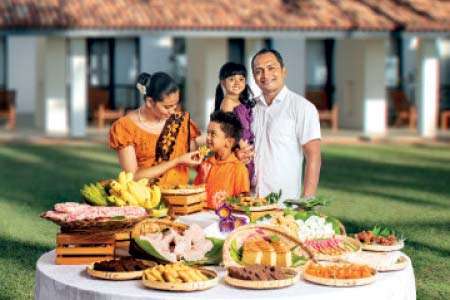 බ්‍රවුන්ස් හොටෙල්ස් ඇන්ඩ් රිසෝට්ස් සමග  දිවයින පුරා Royal අවුරුදු සැමරුම්