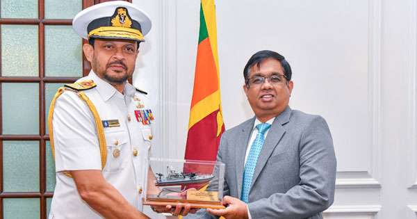 නව නාවික හමුදාපති ජනාධිපති ලේකම් හමුවෙයි