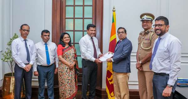 බන්ධනාගාර ආඥාපනතේ නිත්‍ය නියෝග වෙනස් කරන වාර්තාව බාරදෙයි