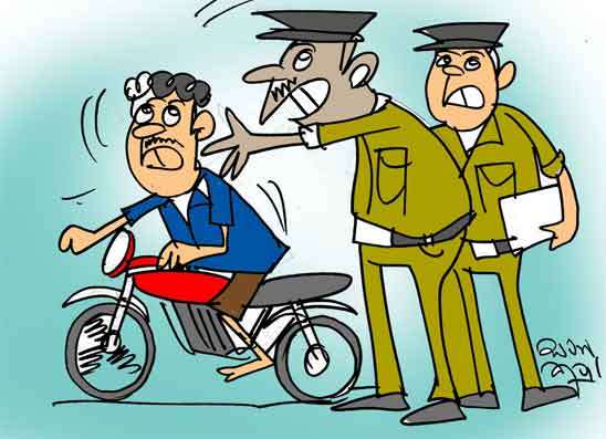 හෙල්මටය නැතිව යතුරුපැදියෙන් ගිය තරුණයා  පොලිස් කනෙන් රිංගලා