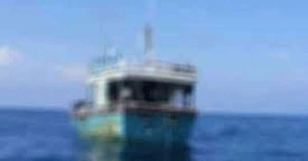 කුඩු බවට සැක ධීවර බෝට්ටුවක් සමග හතරක් මාට්ටු