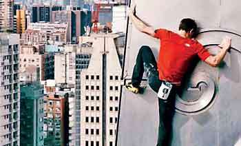 තටටු 101ක තායිපේ ගොඩනැගිල්ල නිකම්ම නැග්ග ඇමෙරිකාවේ “ඇලෙක්ස්”