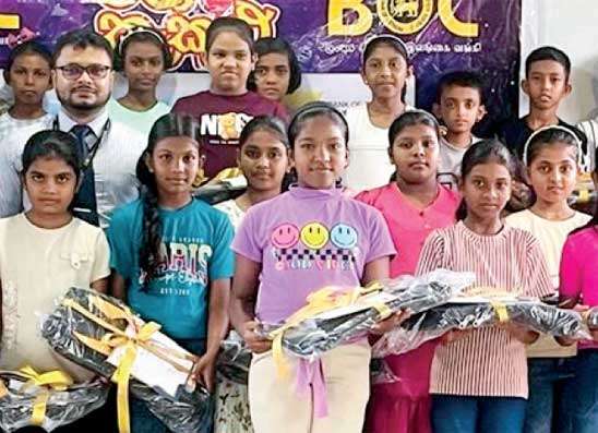 කටුපොත ලංකා බැංකුවෙන් ශිෂ්‍යත්ව සමත් සිසුන්ට  ත්‍යාග සහතිකපත් හා පදක්කම්