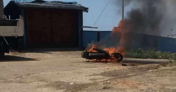 උතුරා යන තෙක් ඉන්ධන පිරවූ යතුරු පැදිය ගිනි ගනී