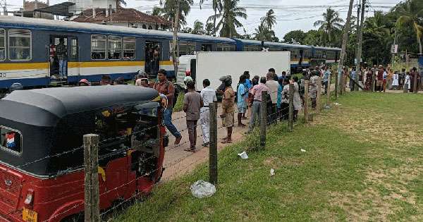 මීගමුවේ දී ලොරියක් දුම්රියක ගැටේ