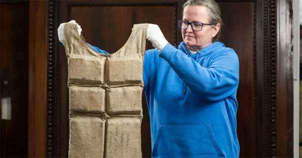 ටයිටැනික් ජීවිතාරක්ෂක කබාය වෙන්දේසි කෙරේ