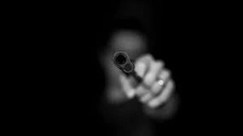 පොලිස් වෙඩි  මැද මෝටර් රිය පලායයි