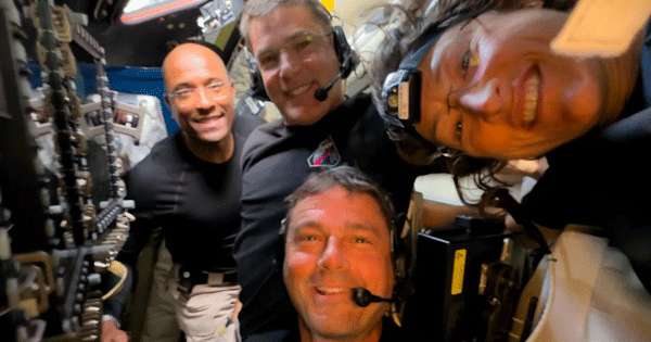 ’’ආටෙමිස් 2’’ ගගනගාමීහු අභ්‍යවාකාශයේ සිට මාධ්‍ය අමතති