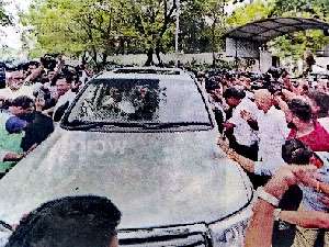 හිටපු ජනපතිත් මහ පාරට ඇද දැමීම