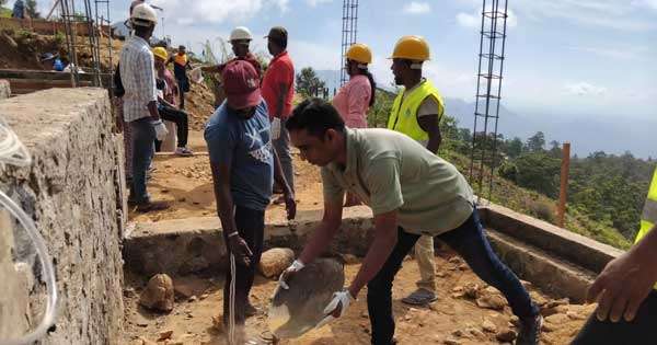අවතැන් වූවන්ට ගෙවල් හදන්න මැති ඇමැතිවරු මේසන් හැන්ද අතට ගනී
