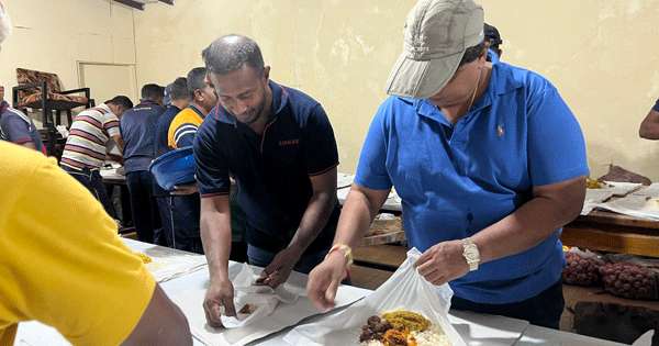 පේරේ සිරවූ සිසුන්ට දළදා මාලිගාවෙන් ආහාර