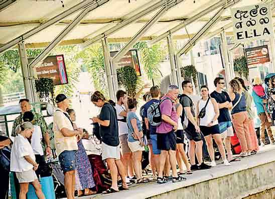 අප්‍රේල් මුල් දින 22 දී සංචාරක පැමිණීම් ලක්ෂය ආසන්නයට