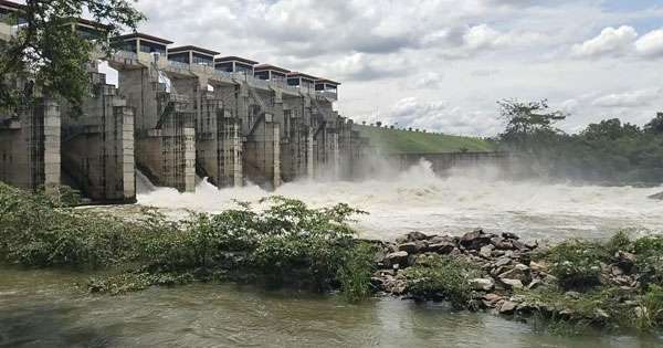දැදුරු ඔයේ වාන් දොරටු 4ක් අරී