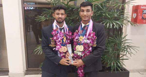 රනින් දිනූ සරසවි සිසු දෙදෙනා දිවයිනට