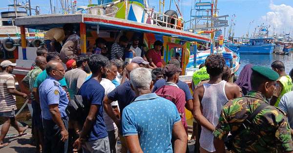 පොලිසියෙන් බේරෙන්න කුඩ්ඩා මුහුදට පැනලා