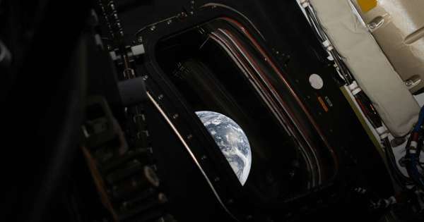 හඳට යන ගමන් පෘථිවියේ සේයා රූ එවලා